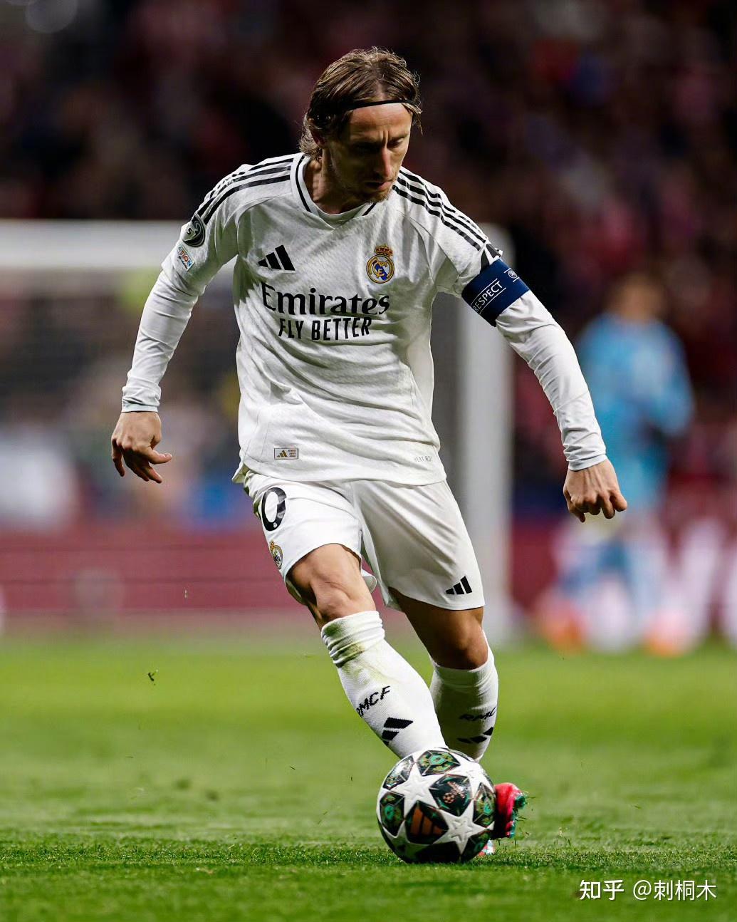 中国乒乓球队在关键战中被法国新星勒布伦逆转，展现技术与心理博弈，国乒面临严峻挑战。