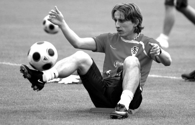 苏超奖杯由徐州企业使用3D打印打造，使用航天级钛合金