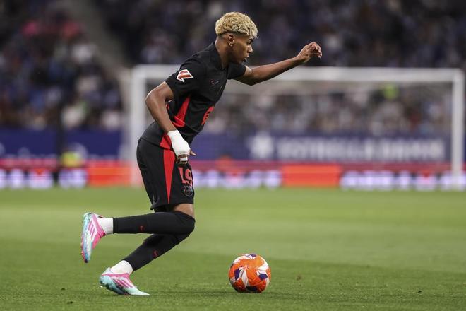 这位前锋的跑动太勤快了