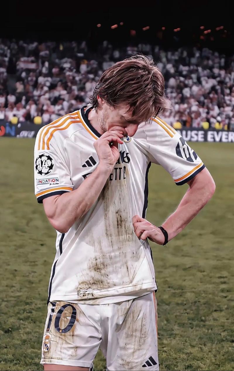 47岁苏提达率泰国队入场，穿西装系领带气宇轩昂，“艳压”欧拉弄